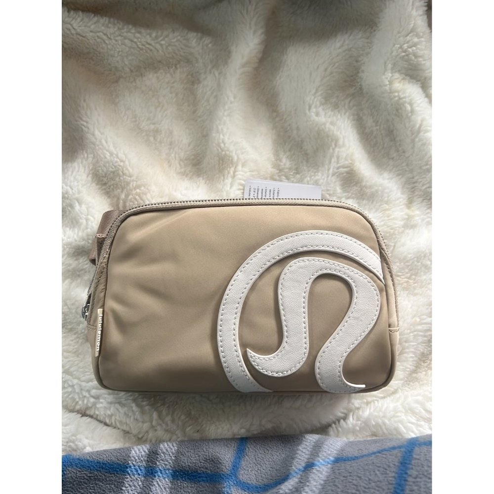 Lululemon everywhere belt bag  trench/white opal